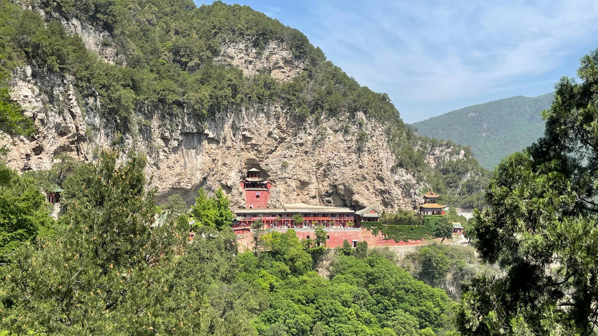 临汾姑射山观音殿,建于明代,沿着悬崖峭壁修砖砌成的殿宇