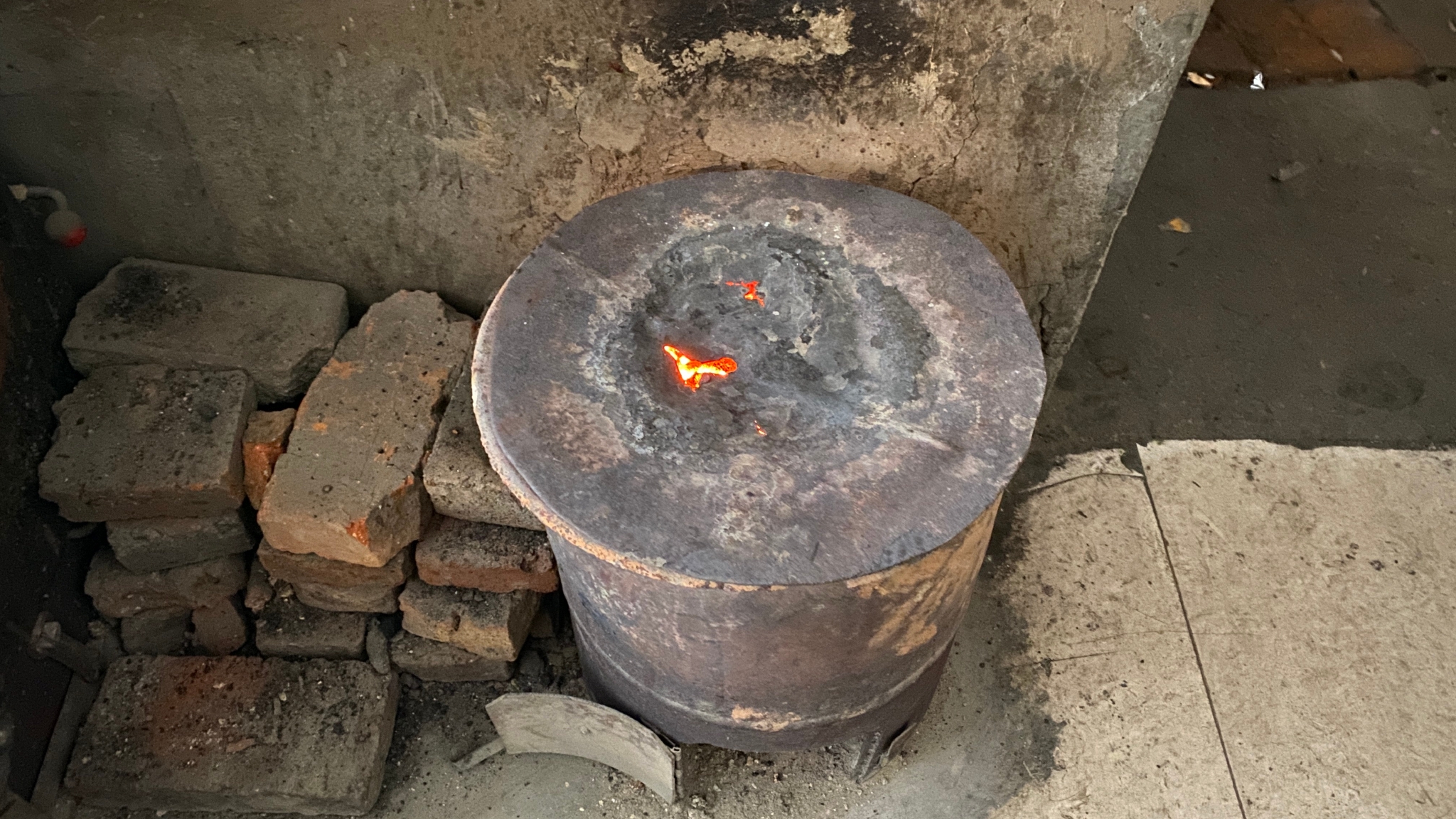 一到冬天东北农村都用这样的炉子,可以烤火取暖,还可以烧水,烤土豆