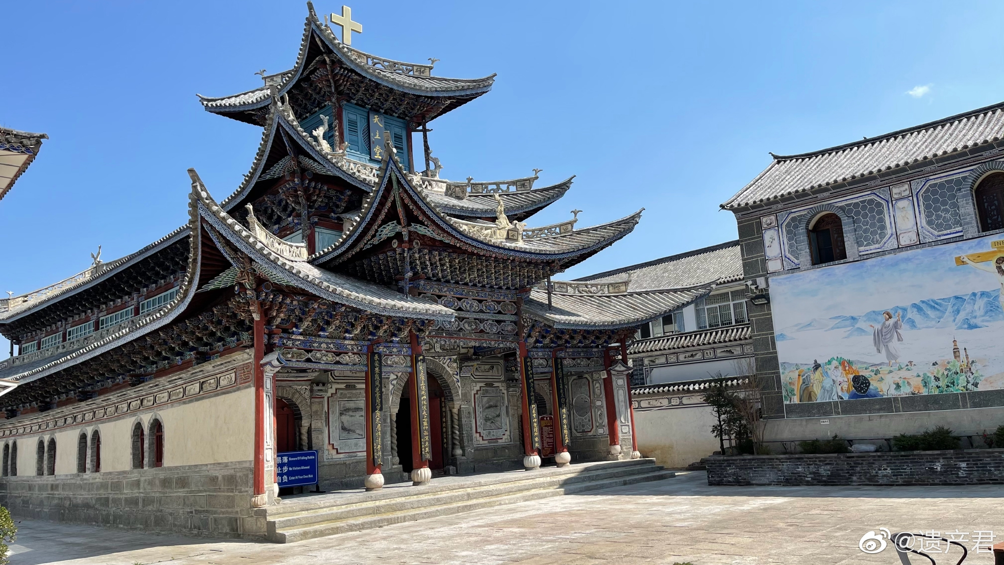 大理古城的百年天主教堂,造型别致,还是传统的中式木构建筑……__财经