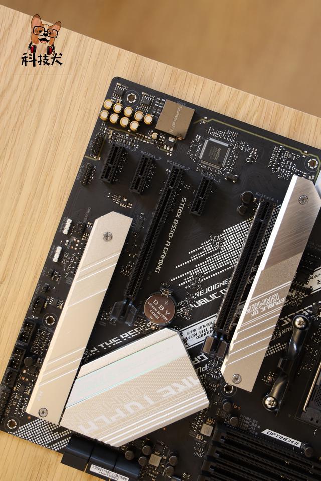 华硕b550吹雪主板开箱:被颜值征服,更被战力攻陷