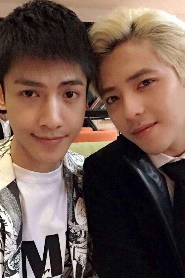 符龙飞和罗云熙组合二人演唱组合其实发展可能不是很顺,而罗云熙是