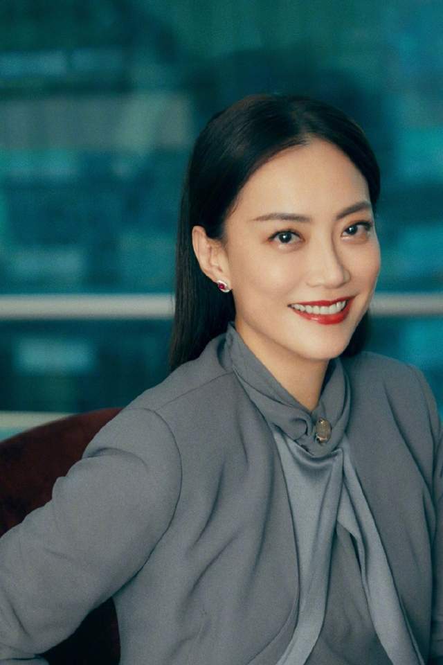 深秋简约通勤款怎么穿?看气质女人霍汶希,优雅干练显高级