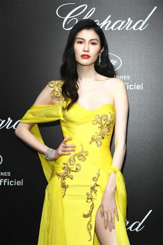 何穗不愧是超模，一袭亮黄刺绣抹胸长裙性感又妩媚，惊艳全场休闲区蓝鸢梦想 - Www.slyday.coM