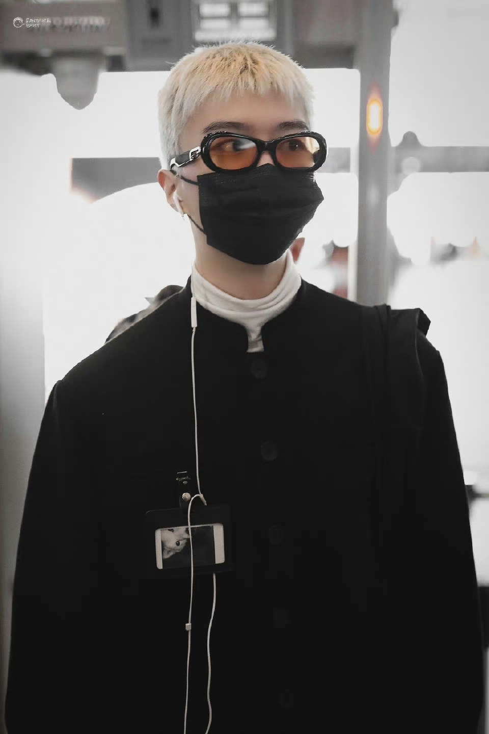 范丞丞最新机场照白发寸头造型氛围感十足