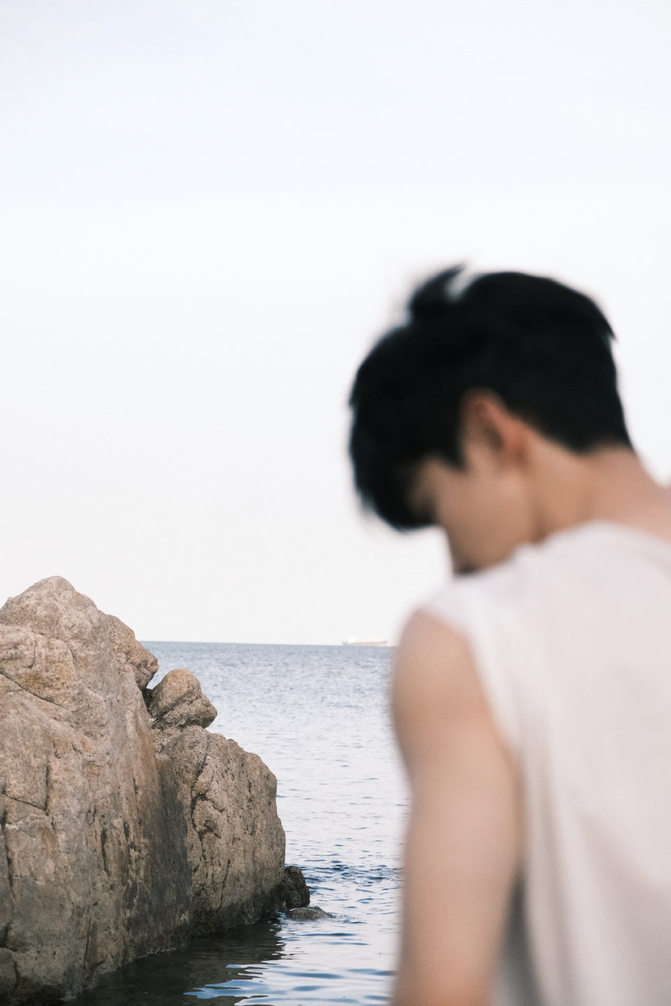 白敬亭 x mini bazaar 海边少年|白敬亭|少年_新浪新闻