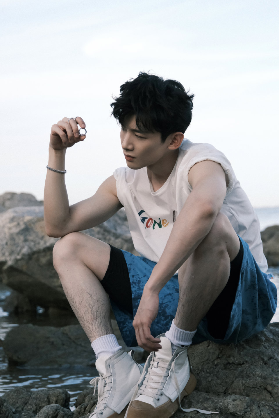 白敬亭 x mini bazaar 海边少年|白敬亭|少年_新浪新闻