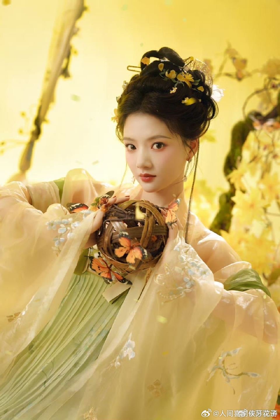 “云想衣裳花想容，春风拂槛露华浓”，任敏这次的古装造型好美啊！
