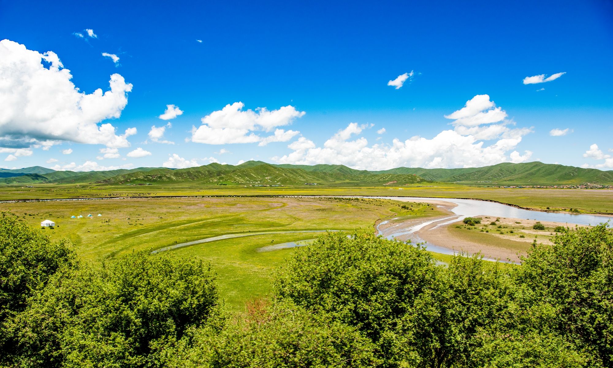 绿草,野花,山峦,云彩,蓝天交相辉映,只要懂点基本的摄影技巧,用手机或