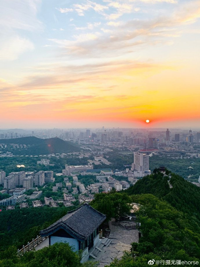 千佛山顶是欣赏晚霞和济南全景极佳的地点,傍晚的山顶凉风习习
