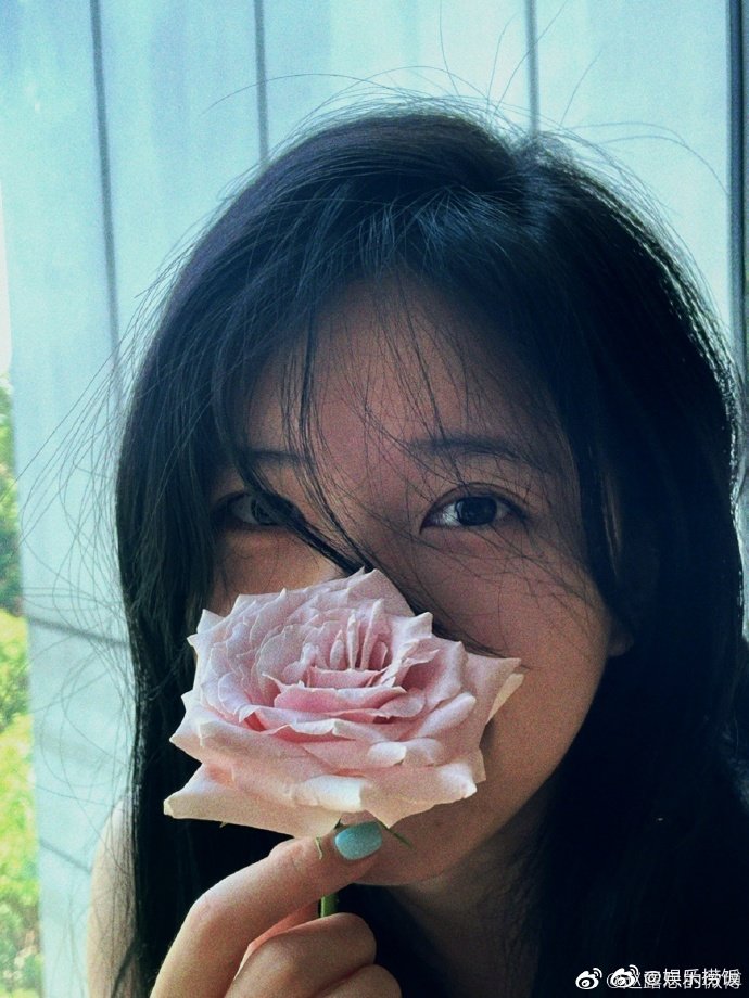 思思更新微博啦 是夏日美女本人啦 花太阳雨和你
