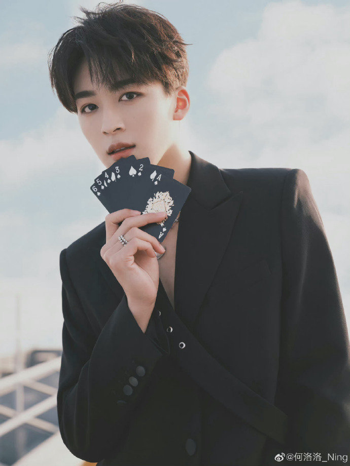 何洛洛分享天台花絮图 v领西装性感帅气……__财经头条