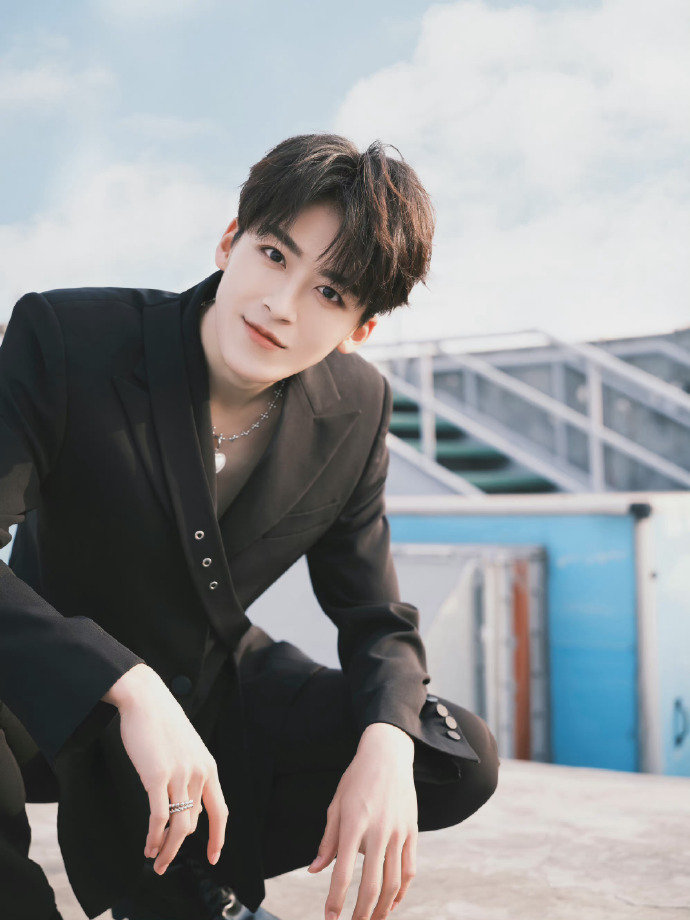 何洛洛分享天台花絮图 v领西装性感帅气……__财经头条