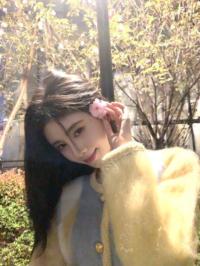 论鞠婧祎拍照的氛围感,每一张都是精品啊! 学起来!学起来!__财经头条