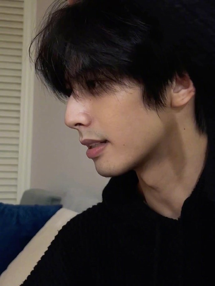 宋威龙真的是棱角分明的帅真的好有氛围感