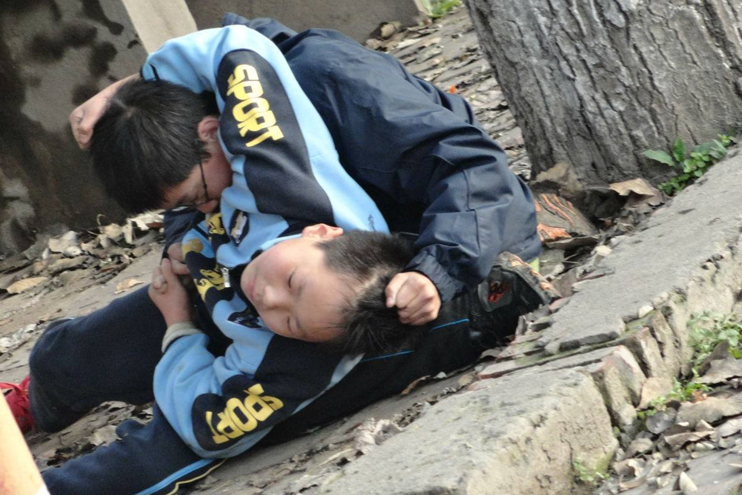 孩子遭欺辱衣服被塞鞭炮,面对"校园霸凌",难道只能以暴易暴?