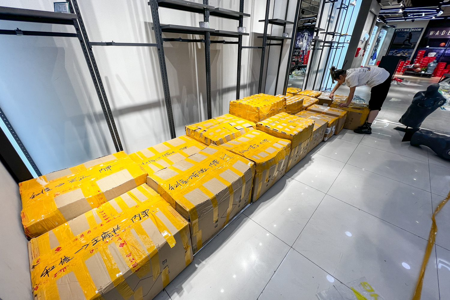 太原首家大型综合购物中心宣布闭店商户打包撤柜市民抢购商品