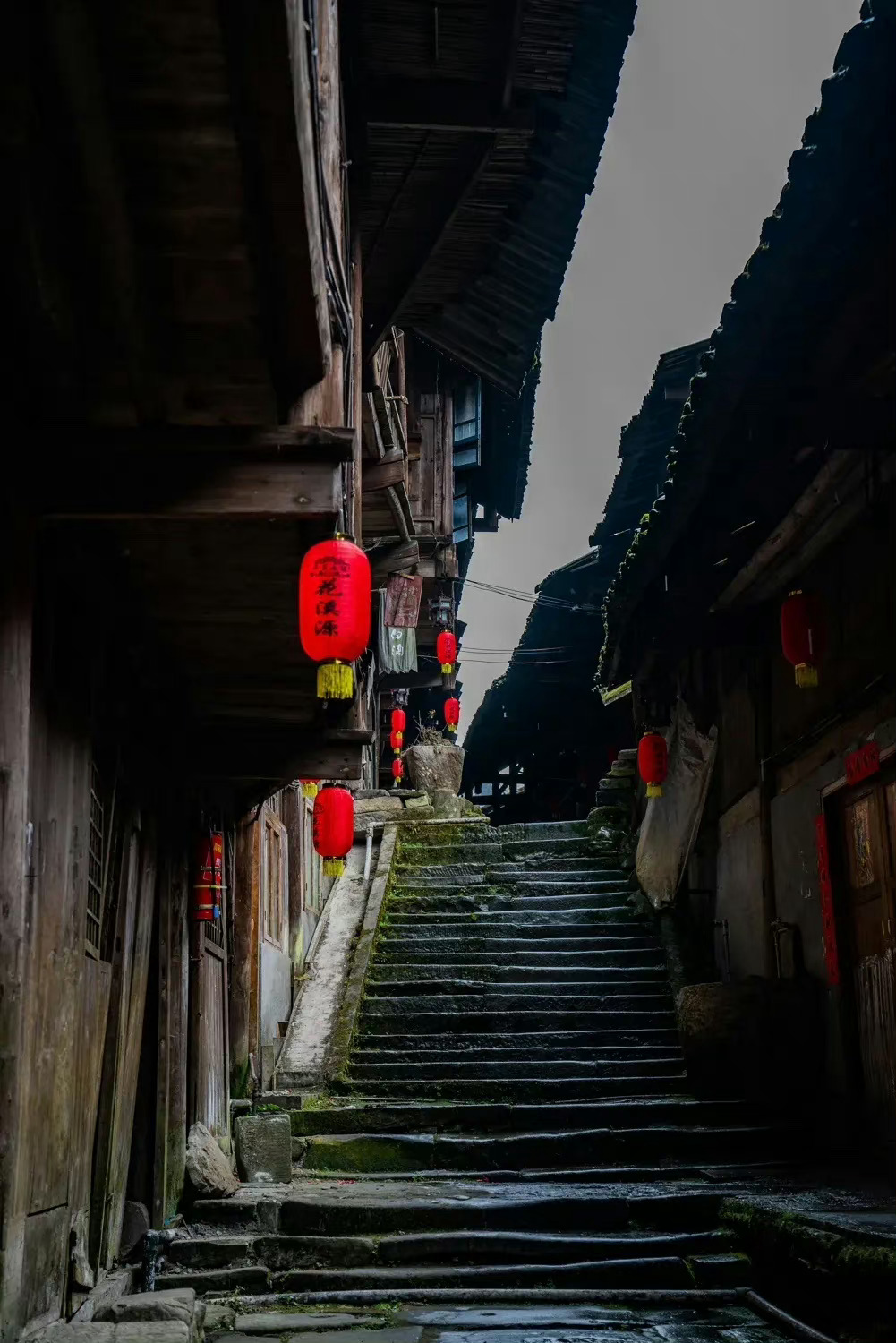 高庙古镇的小街古朴幽深滴檐紧靠好似一线天