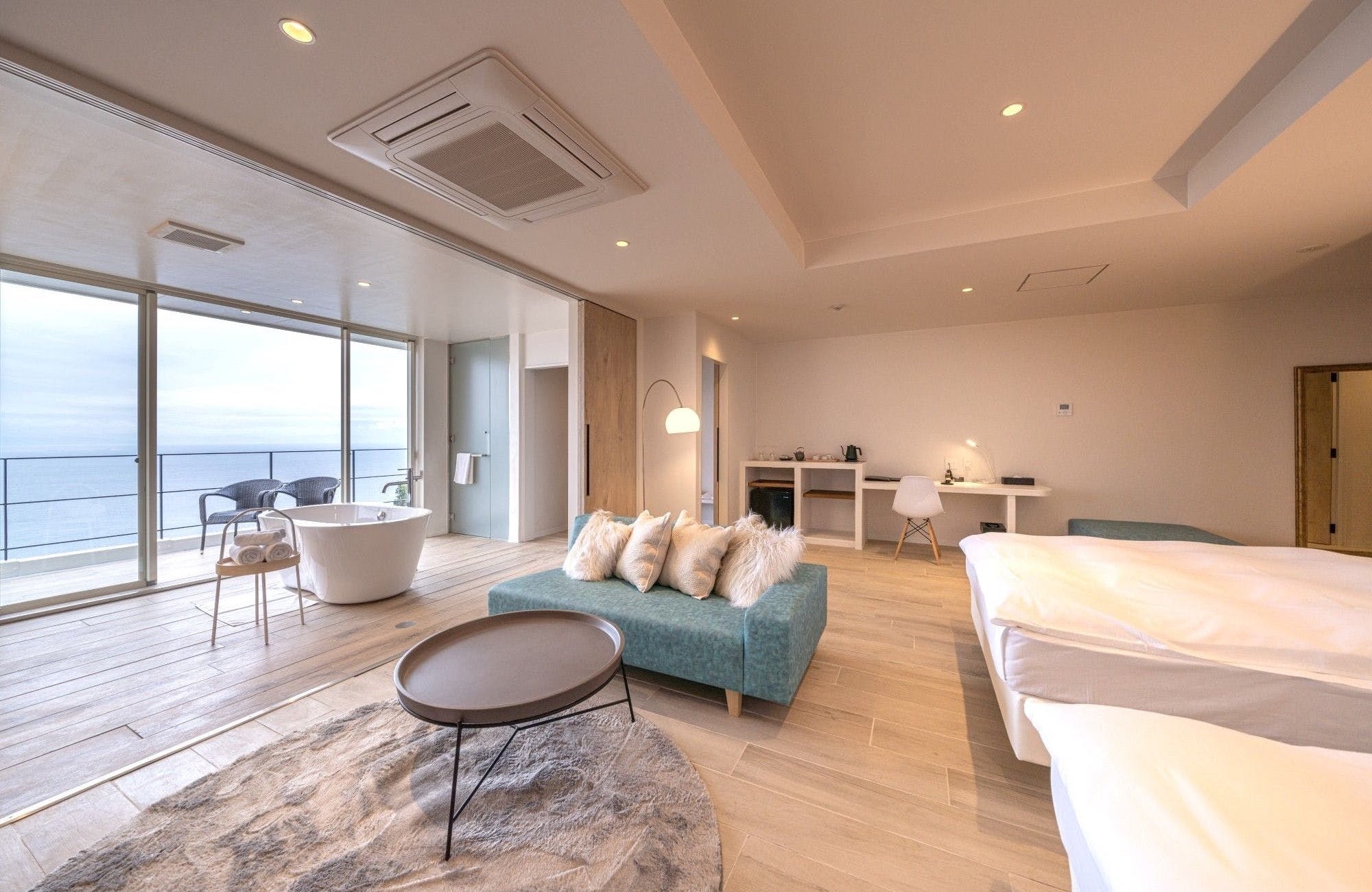 的可以看看这里,日本四国地区的高知市某酒店,高度仿真圣托里尼岛风格