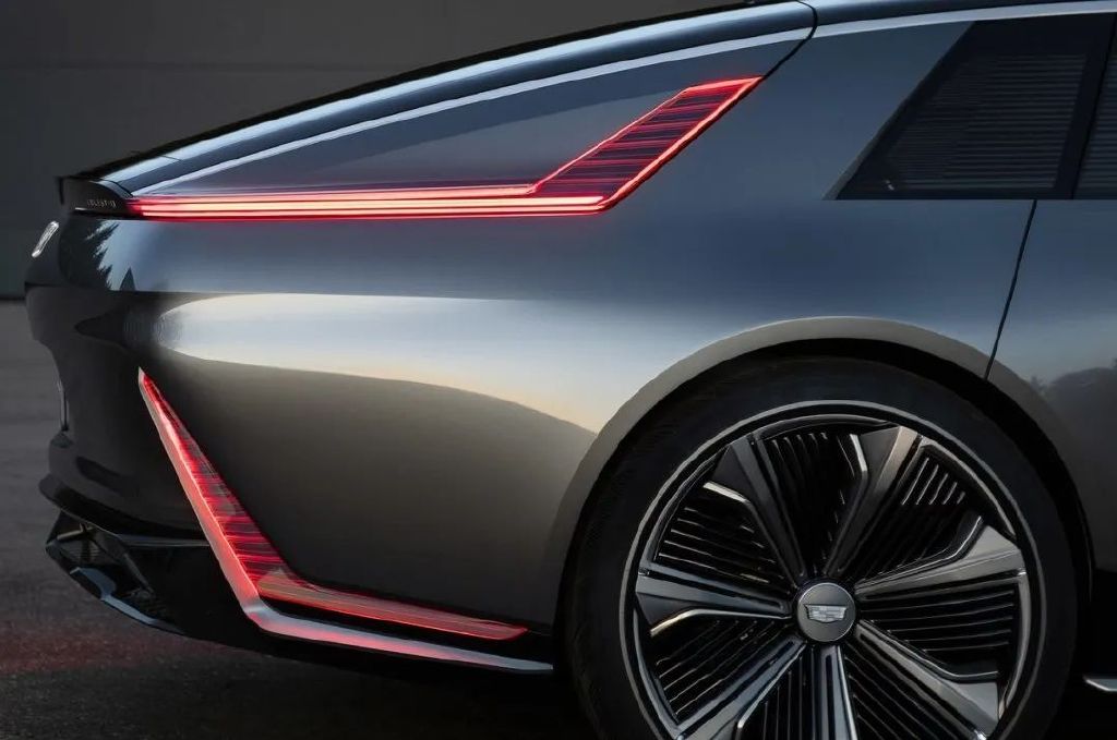 大尾翼+四出排气+全黑标，它是把运动范玩明白了休闲区蓝鸢梦想 - Www.slyday.coM