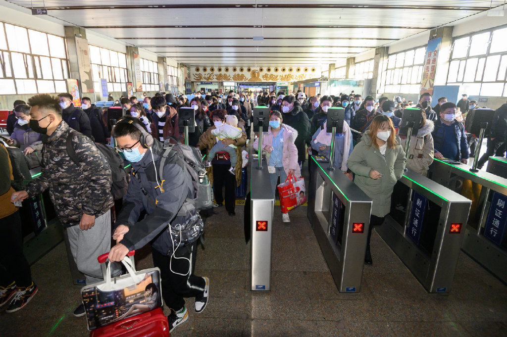 2023年春运启动:乘客做好防护在太原站乘车出行__财经头条