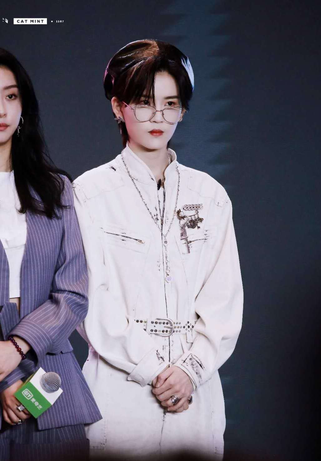 陆柯燃《非日常派对》分享会饭拍图～一身白色工装连体衣 金丝眼镜