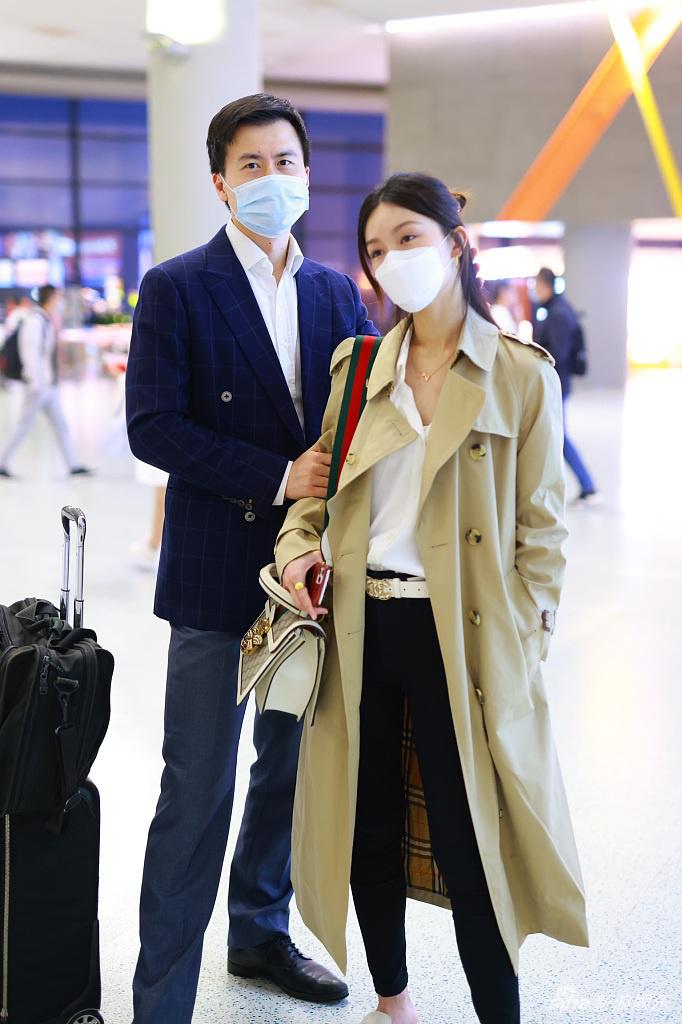 文咏珊对镜挥手甜美可人与老公罕见牵手秀恩爱她确实很迷人