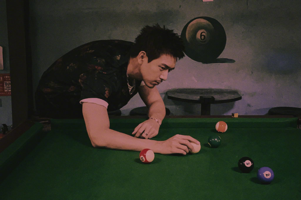 李现一组打台球写真,刺猬头,花衬衫造型