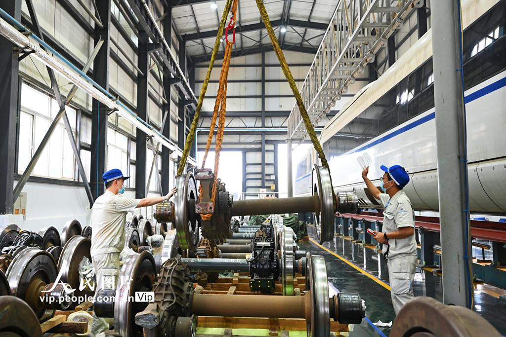 据了解,每完成一组动车轮对的更换,需要把12个精密嵌合的部件进行细致