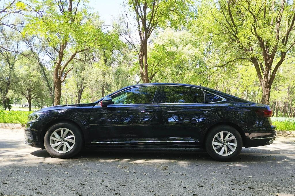 配置略显寒酸,造型气场足,实拍2022款帕萨特最低配商务版