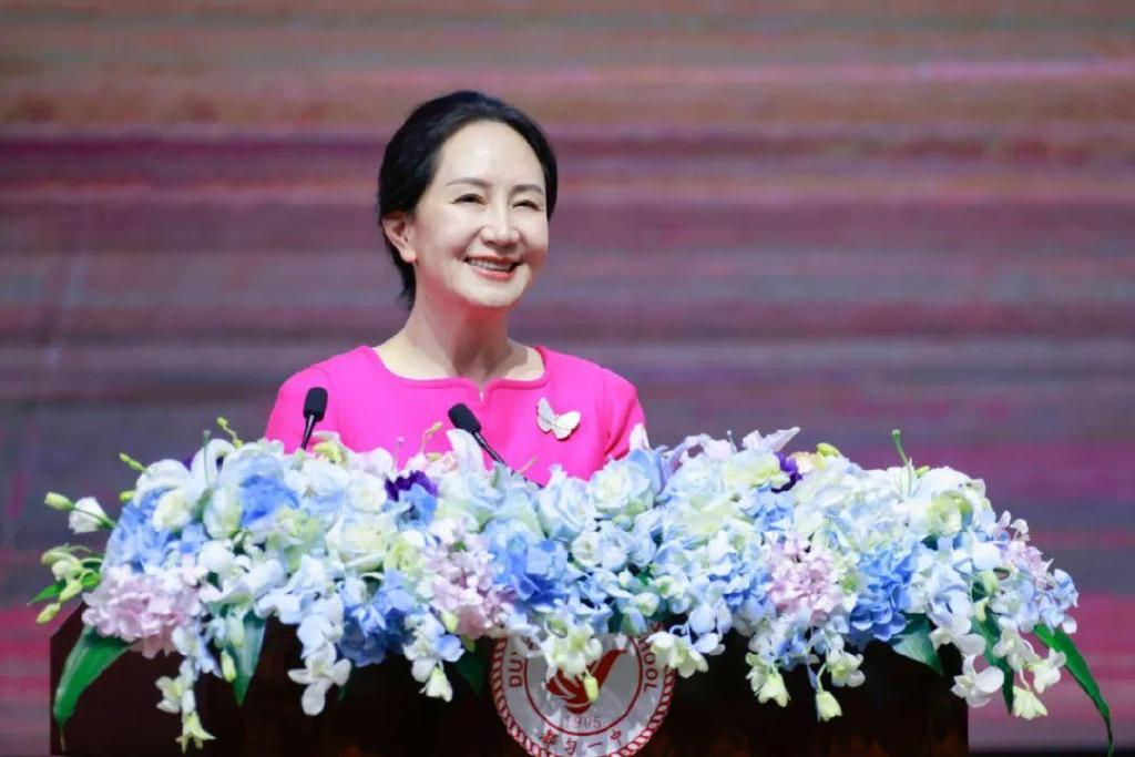 50岁孟晚舟最新亮相太嫩了!穿少女粉裙好温柔,高贵名媛气质太绝|孟晚舟|胸针|名媛_新浪新闻