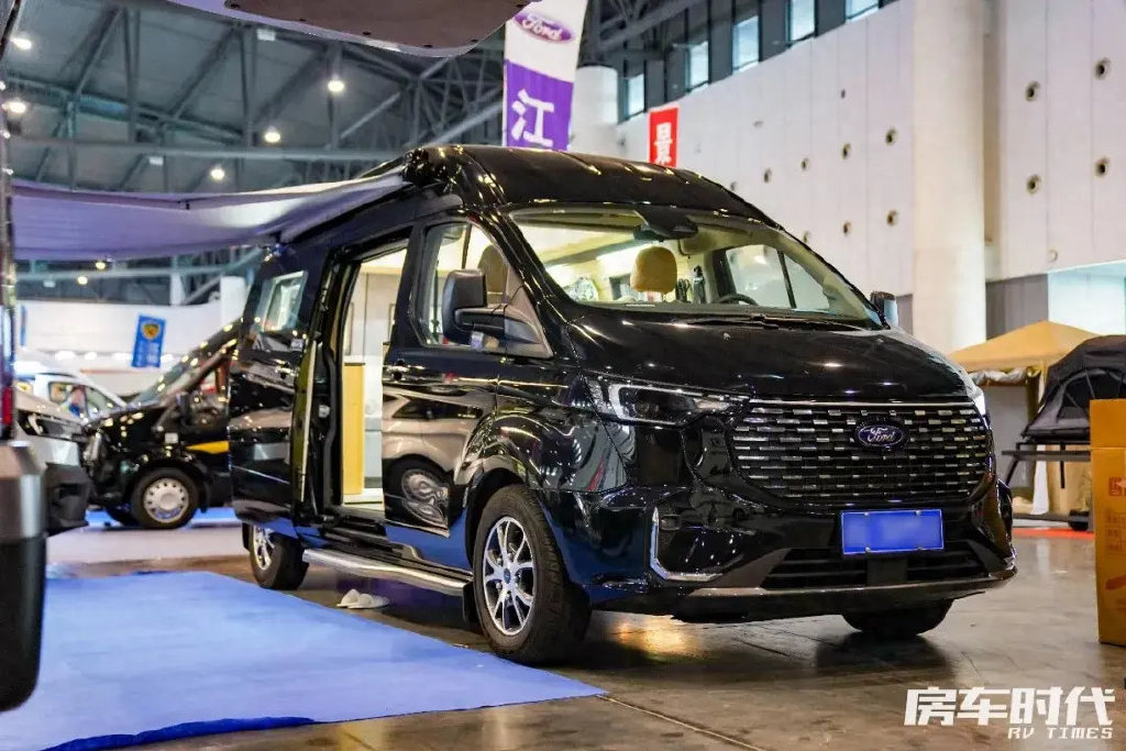 百年同程宿营车 福特v362底盘 创新布局 超大睡卧空间