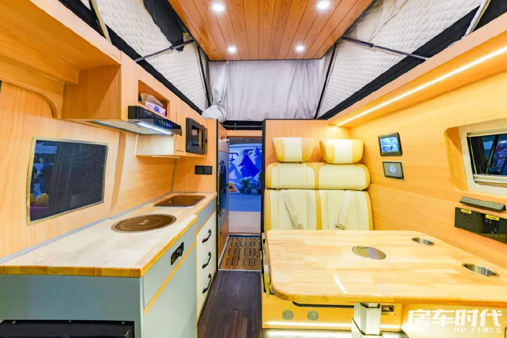 霞客乐房车"眼镜蛇" 电动软升降顶 动静皆宜 布局随心