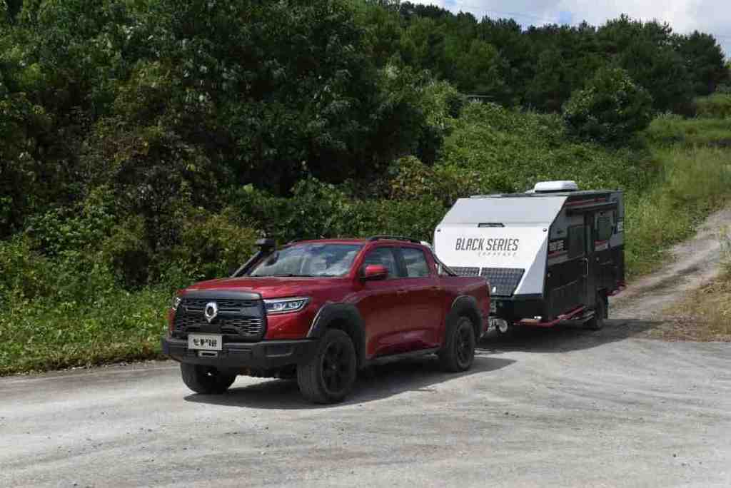 除了道路上的拖挂房车行驶,固定车位下的拖挂入库也是皮卡拖挂的重要