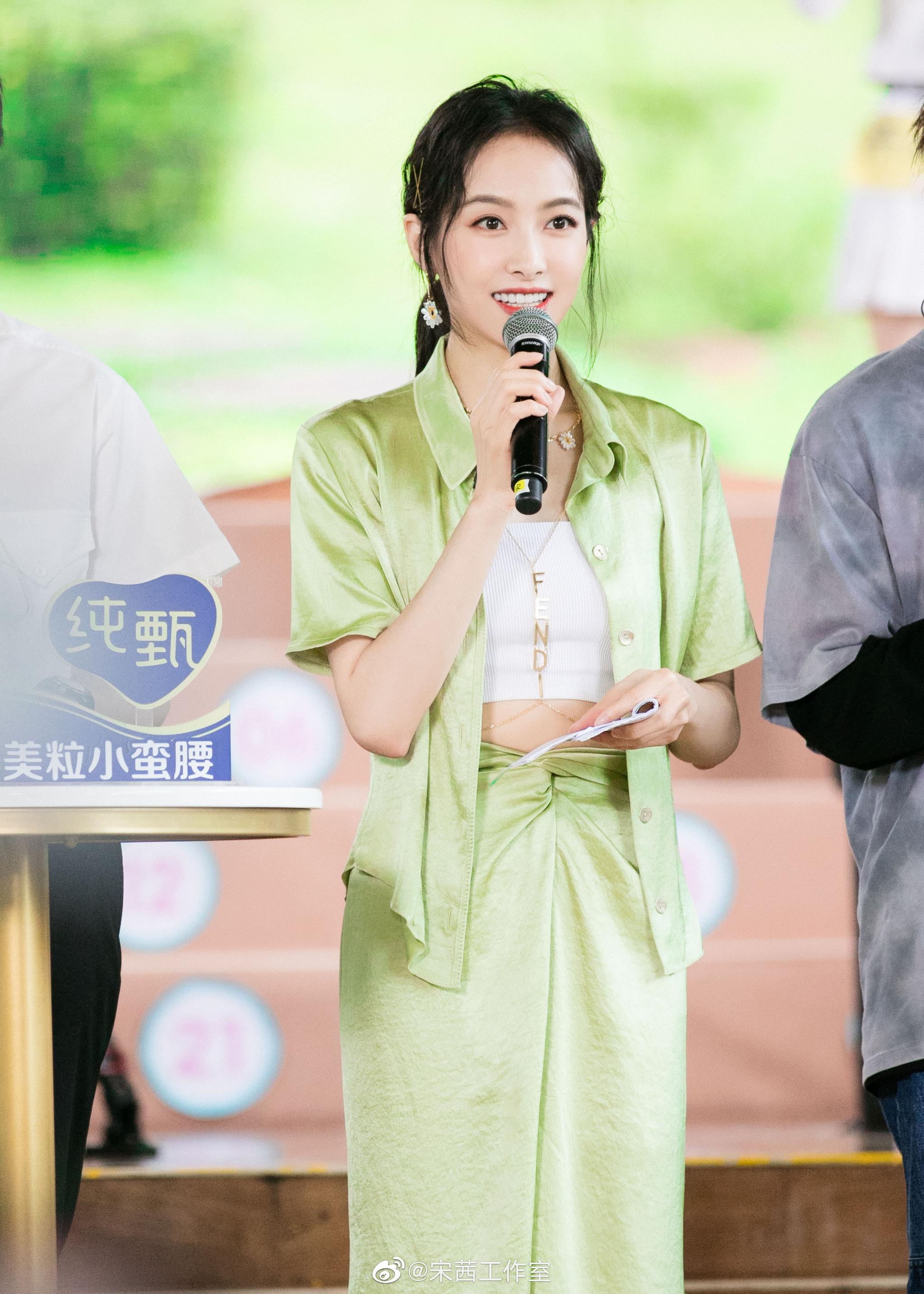 绿丝绸洋溢浓郁夏日风情,小雏菊和身体链配饰摇曳呼唤阳光……|宋茜