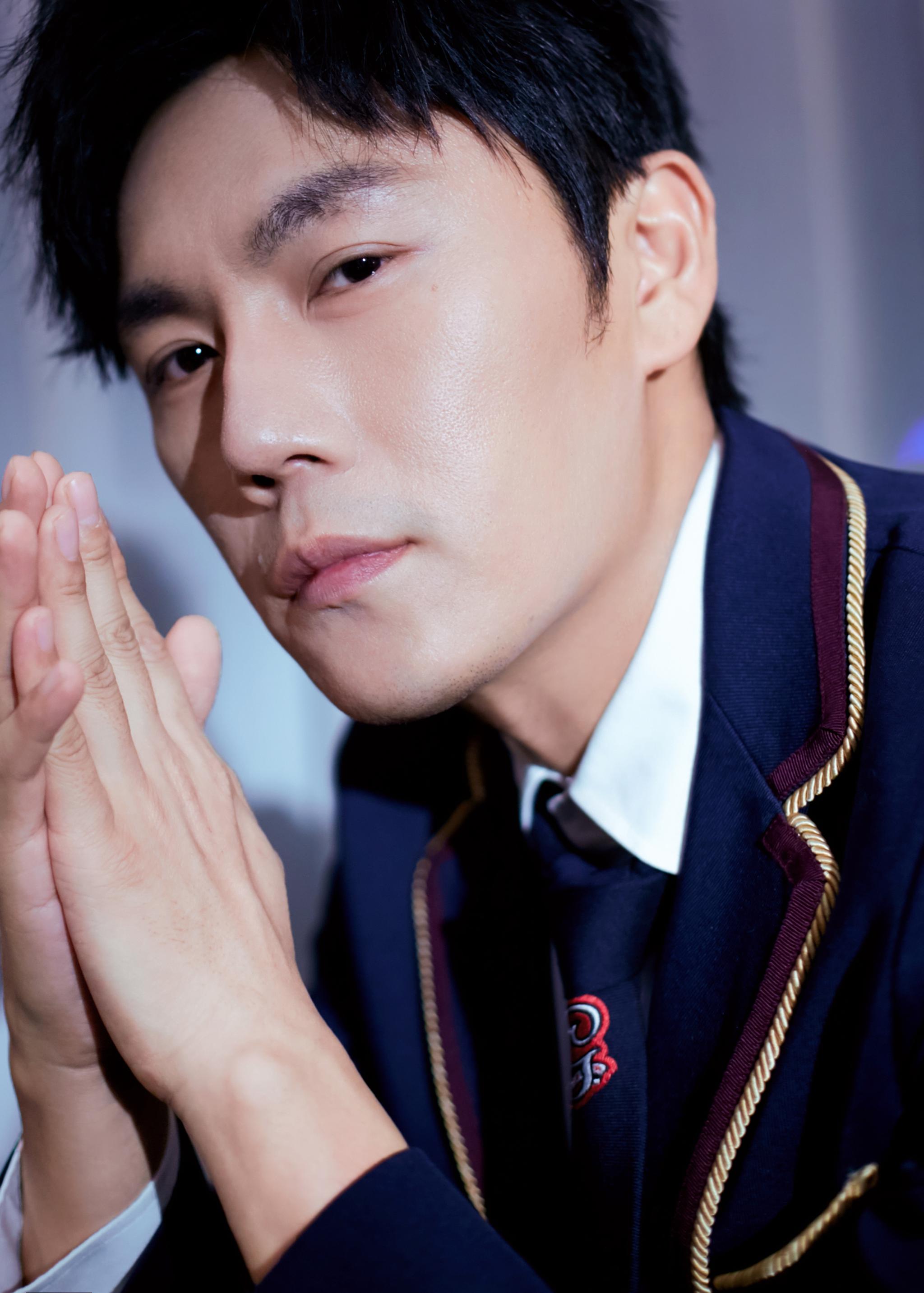 好奇夜晚会@秦昊 身着复古学院风cp装演唱《十九岁的最后一天》