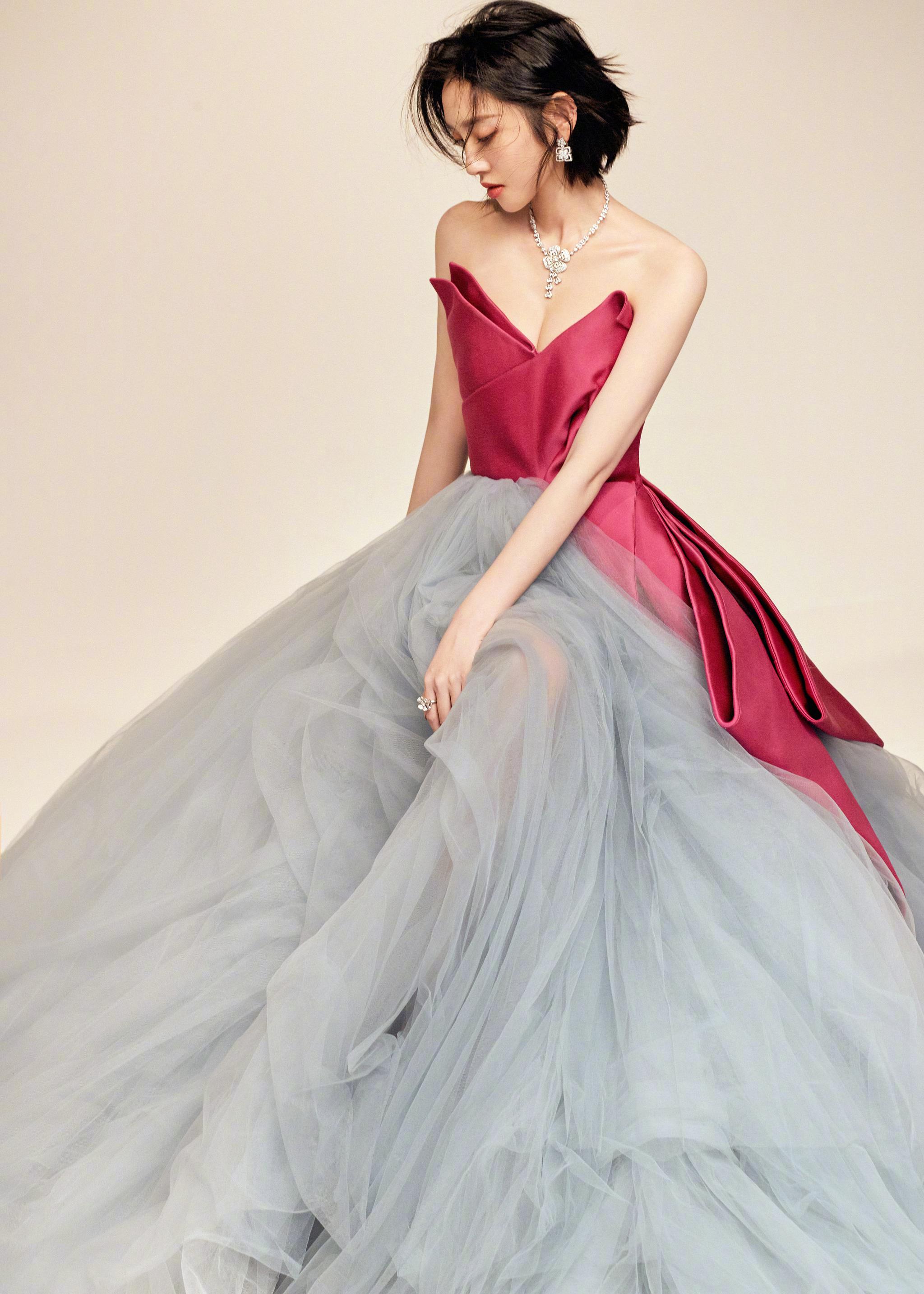 唐艺昕 身着一身玫红缎面拼接浅灰纱裙,明艳而优雅