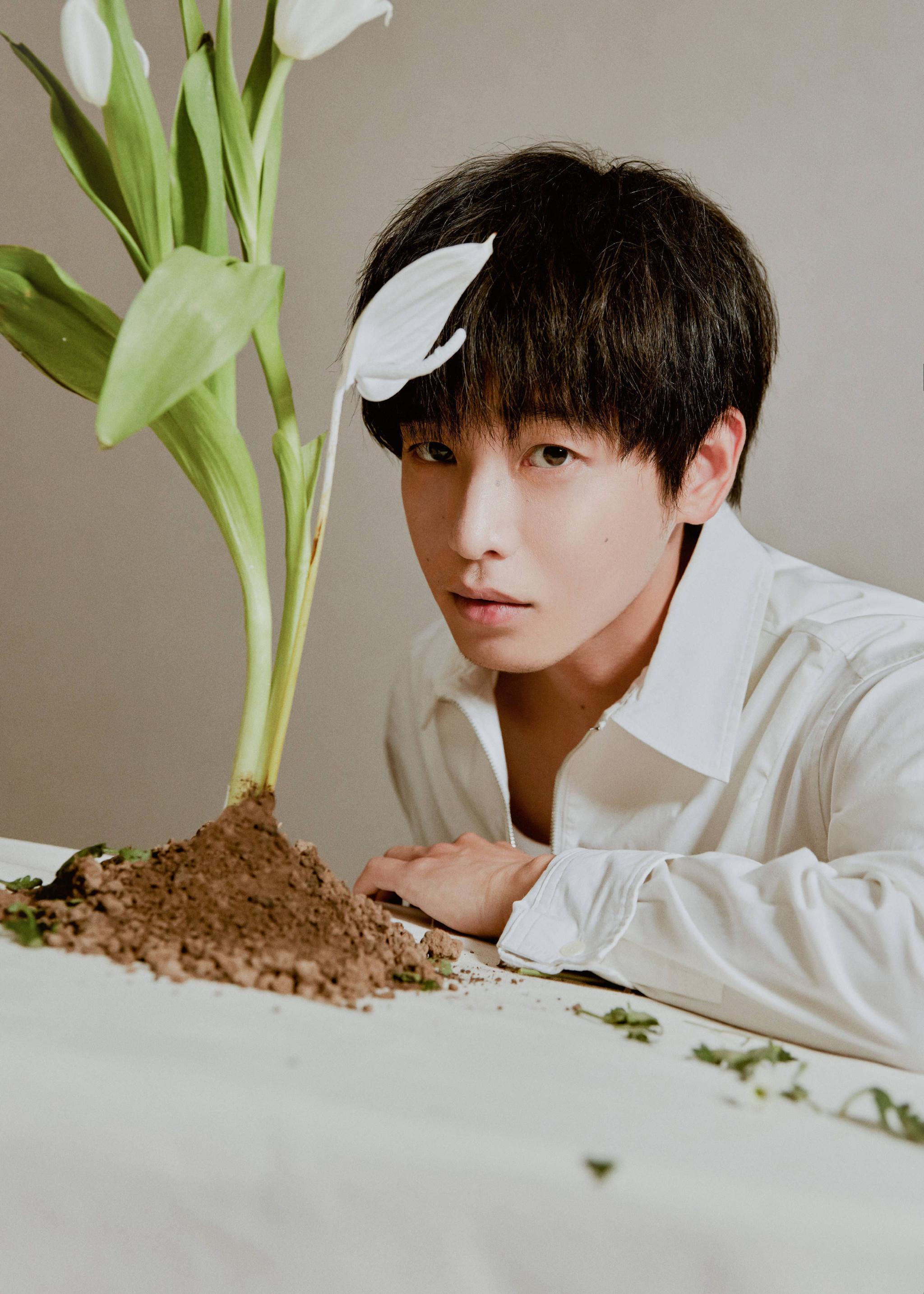 彭昱畅胡茬怼脸自拍释出着沧桑感真的绝