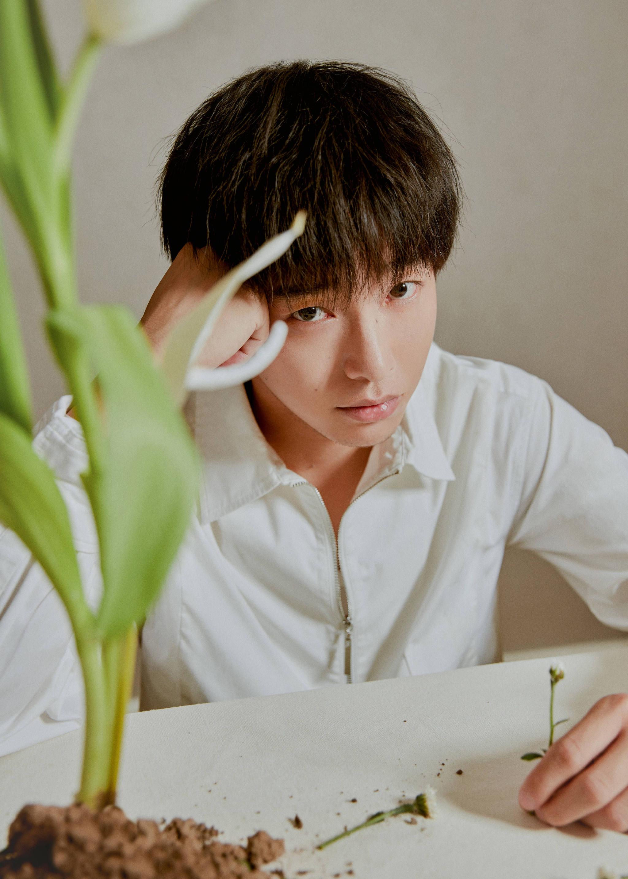 彭昱畅胡茬怼脸自拍释出着沧桑感真的绝