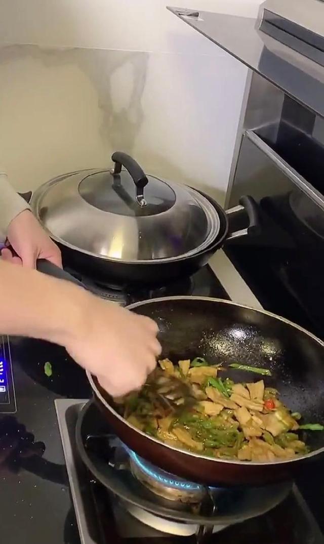 李云迪炒菜让网友惊呼太冒险这双手太珍贵千万别受伤