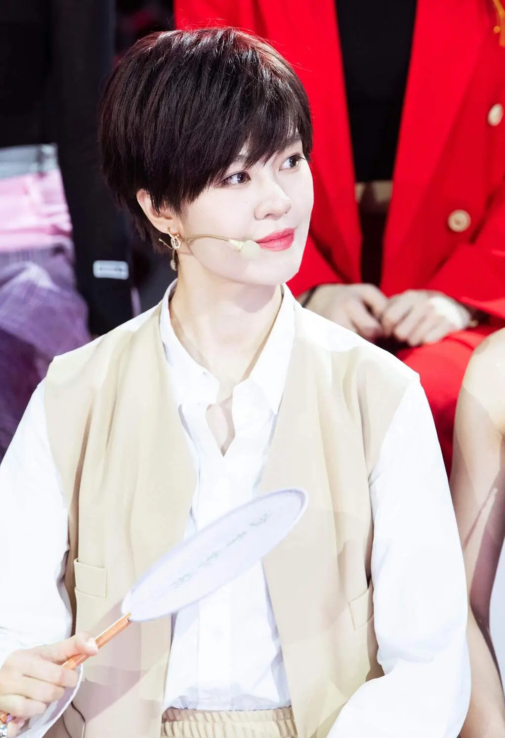 郁可唯五公造型是短发!仿佛又回到了当年的快乐女声