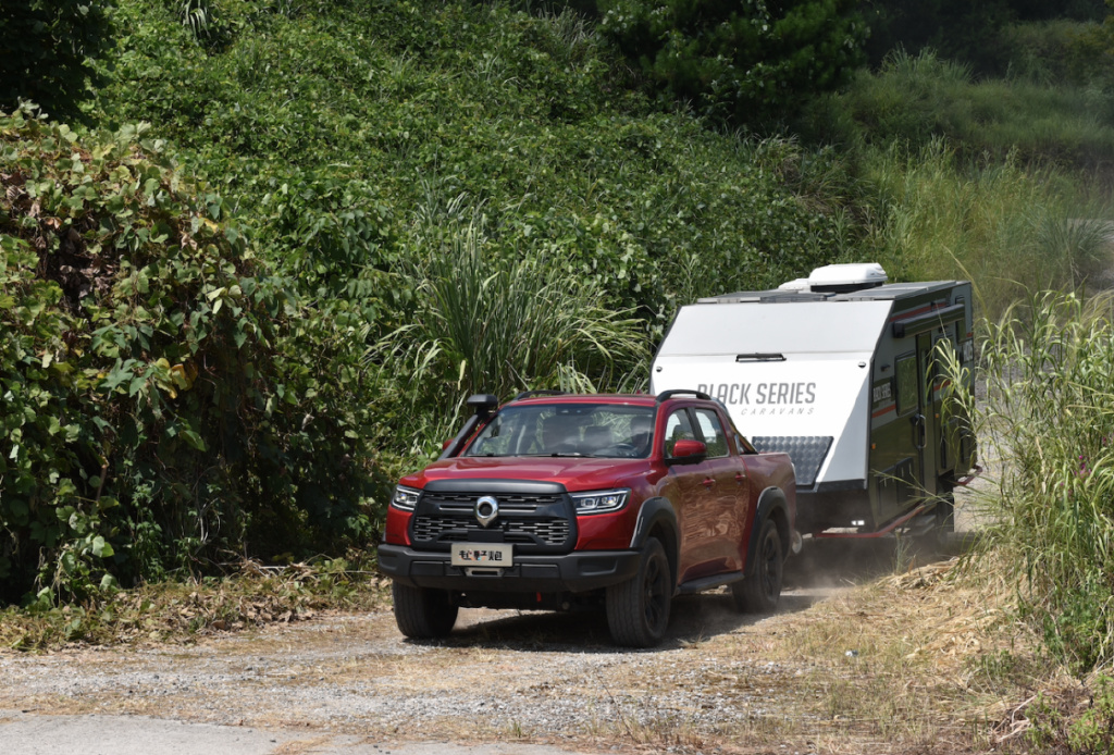长城炮拖挂版带着房车上山下河