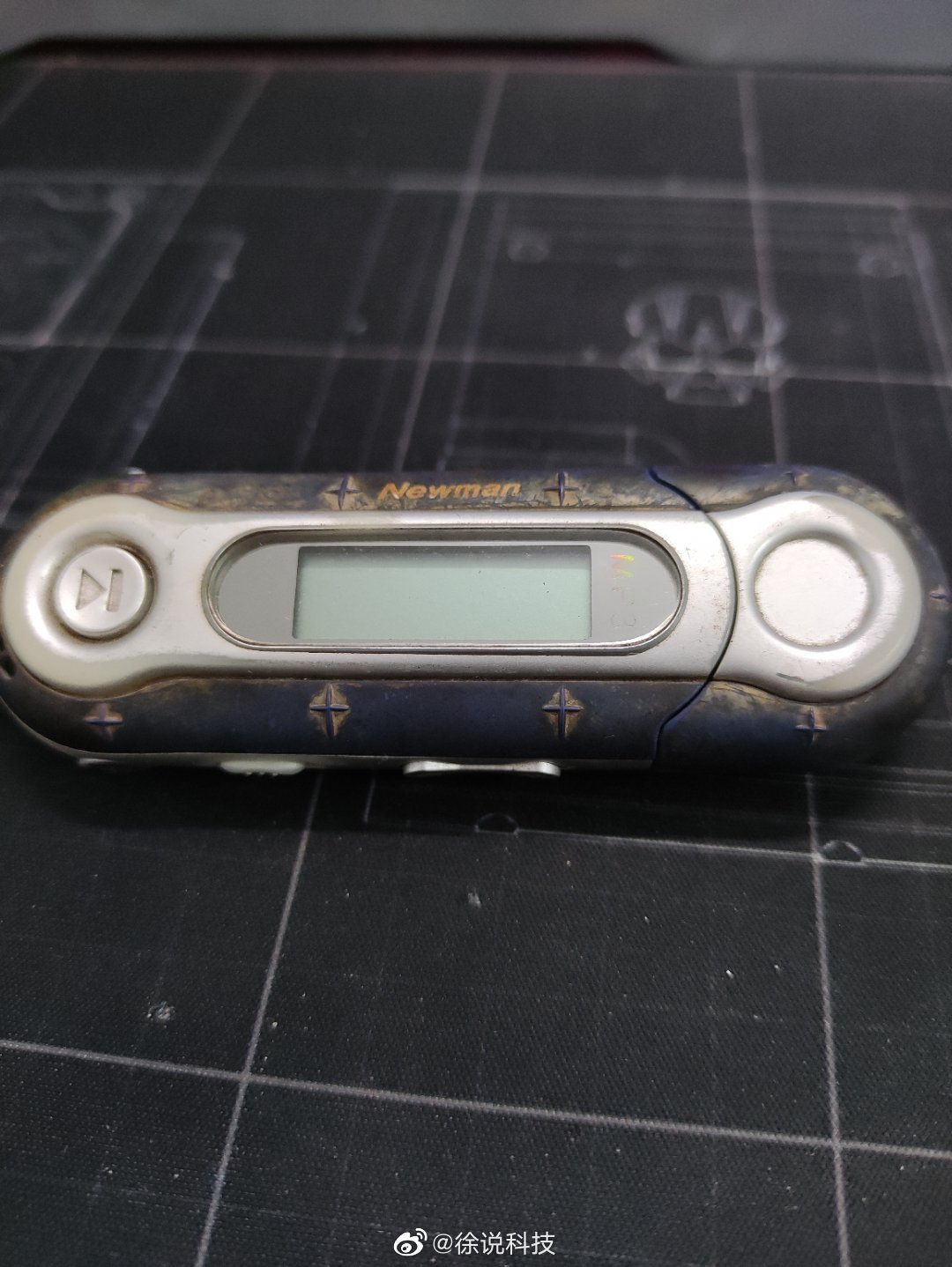 翻出一个老古董纽曼的mp3装上电池应该还能用