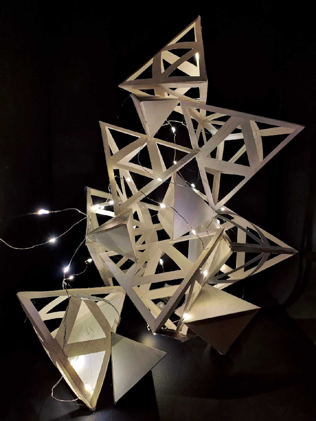 近日 无锡工艺职业技术学院的同学们利用不同种类纸张的个性化特