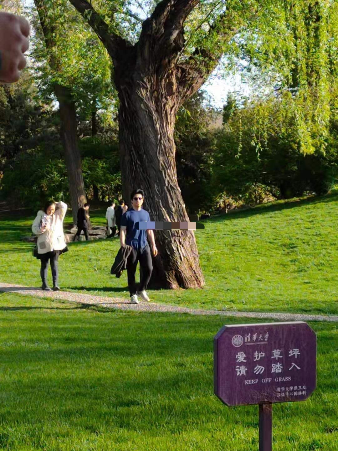 李健與嬌妻同遊清華,女方身形壯實頭頂禿一塊,隨意踐踏草坪遭批