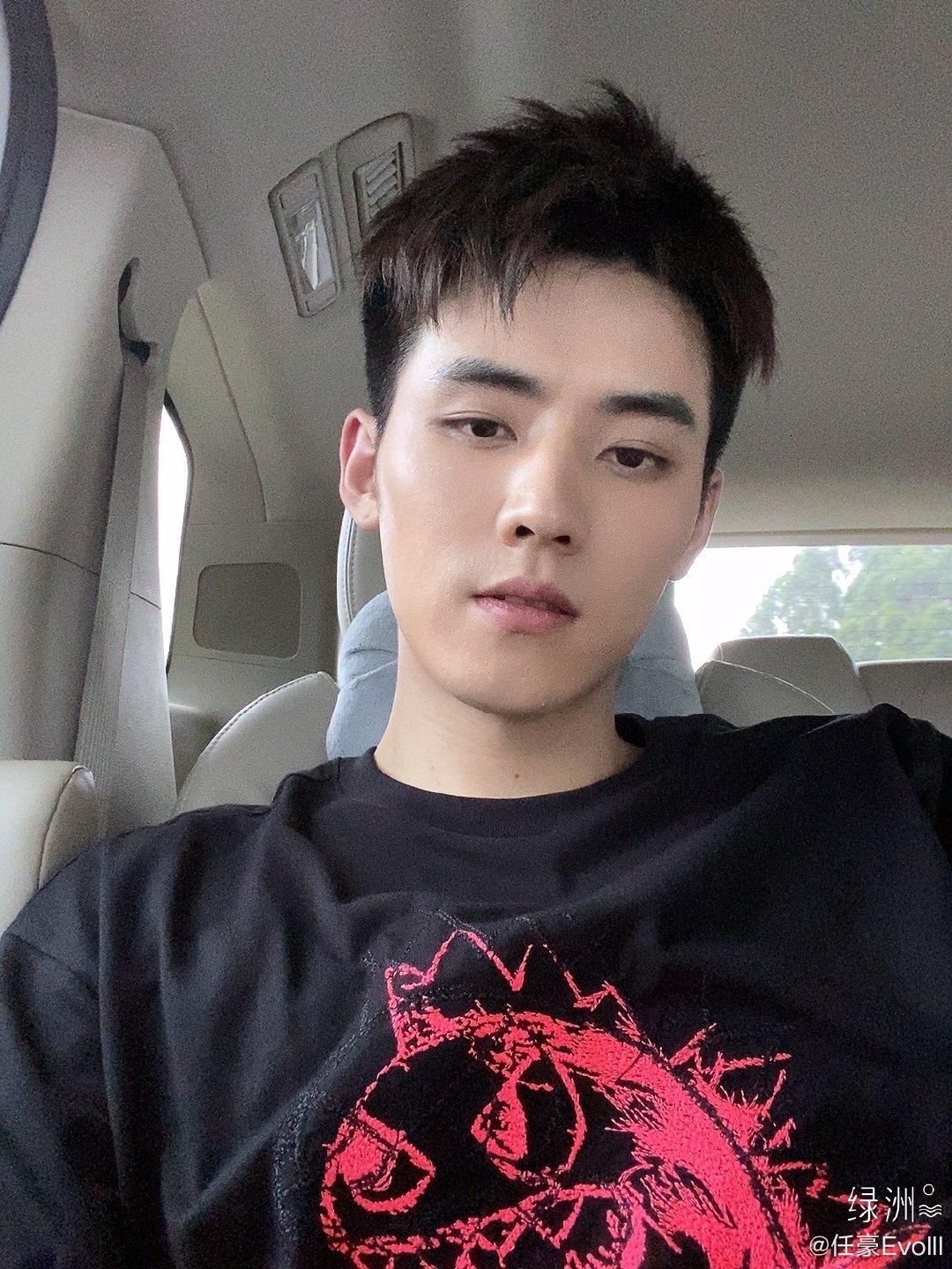 任豪晒车内四宫格自拍照~大帅哥收工快乐啊!_高清图集_新浪网