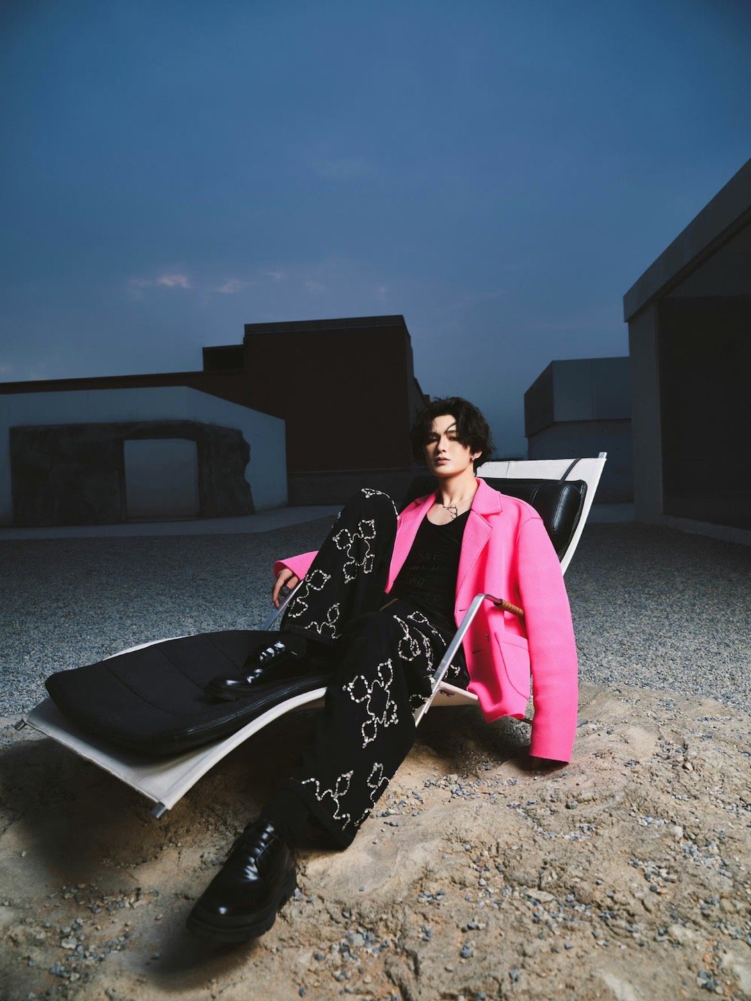 朱正廷最新造型随拍 亮粉色西装黑色印花长裤……_高清图集_新浪网