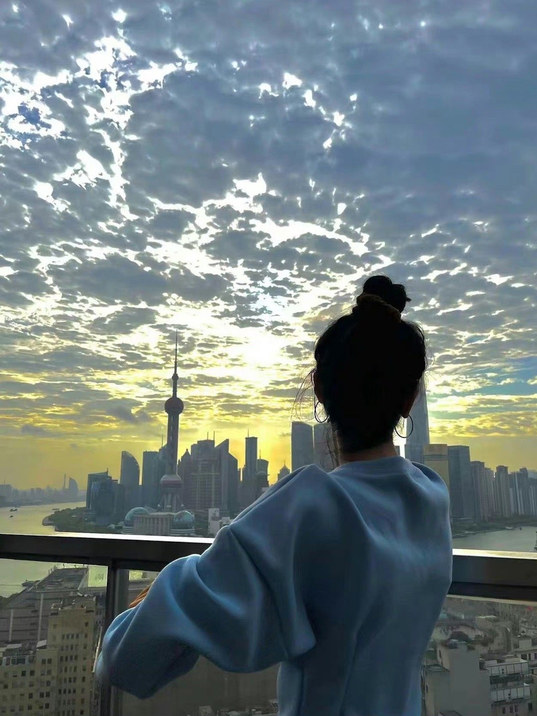 迪丽热巴今日随拍送达 今天化身日落收藏家,背影也超美的迪迪啊_高清