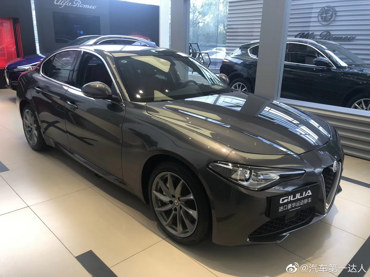 阿尔法罗密欧 giulia 朱丽叶 维苏威火山灰/红 选配 金属漆 豪华安全