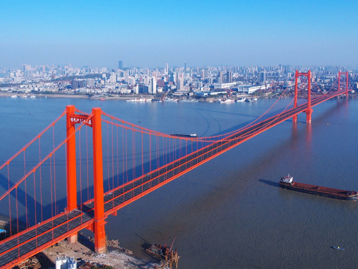 武汉鹦鹉洲长江大桥位于武汉长江大桥上游2.