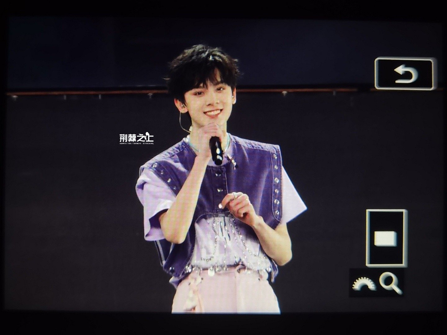 左航演唱会舞台饭拍，活力可爱小狗，我一个猛亲
